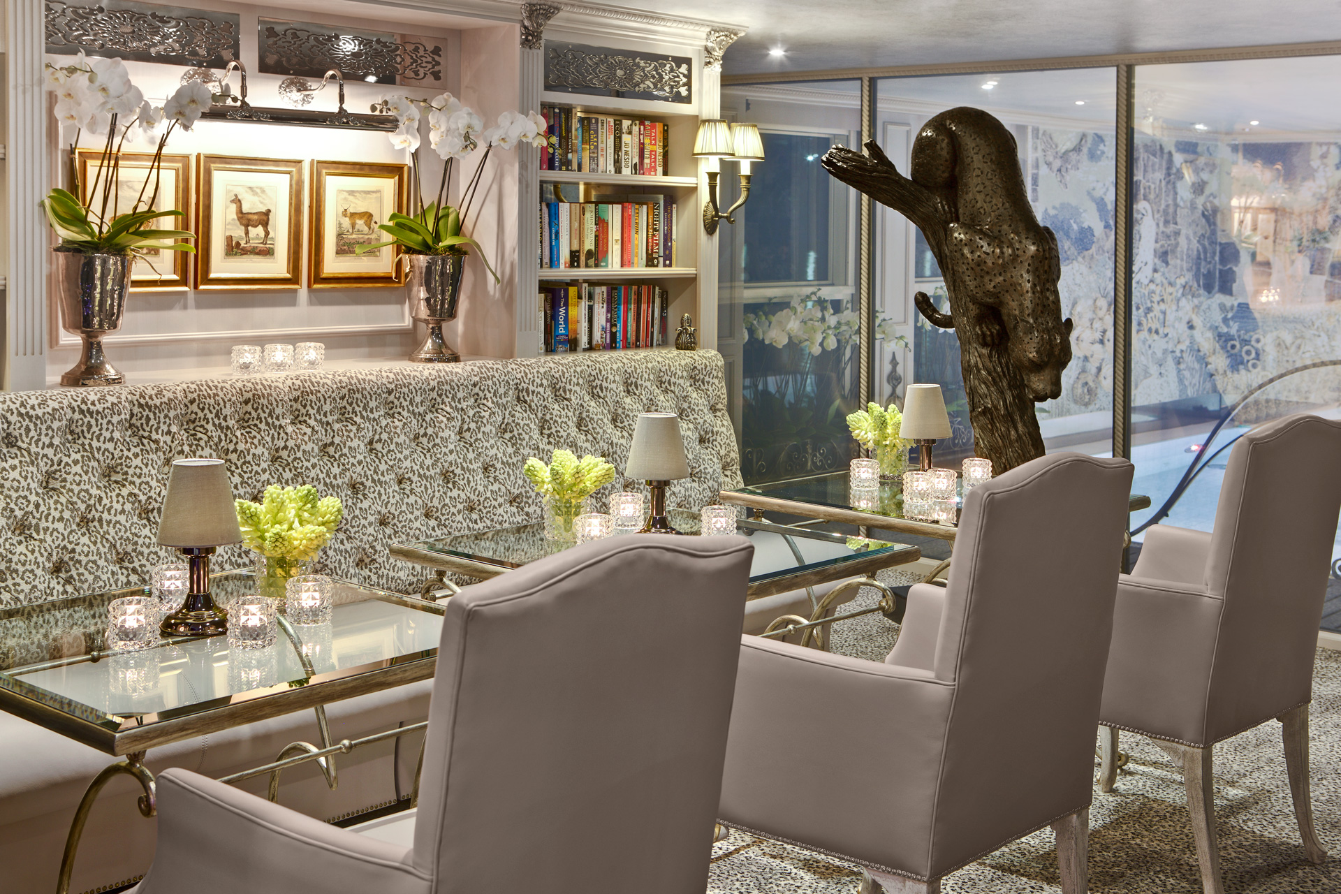 UNIWORLD Boutique River Cruises SS Maria Theresa Interior Bar du Leopard 2.jpg